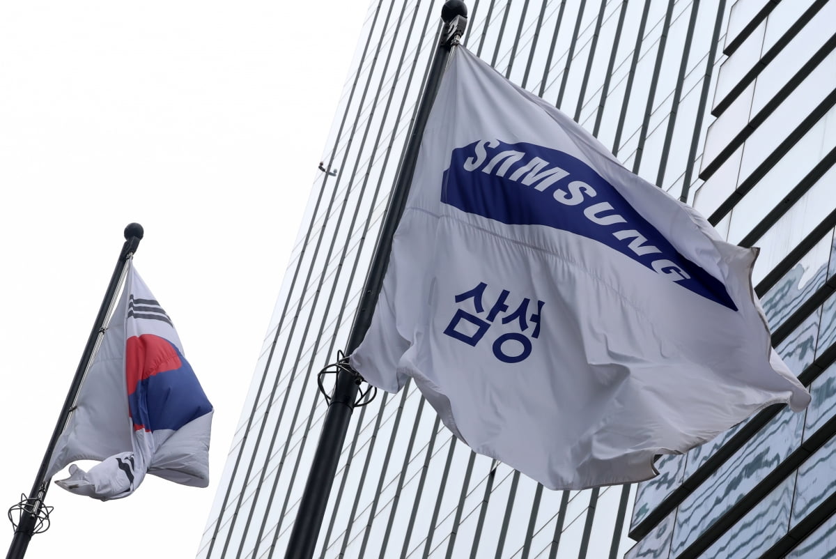 삼성전자 3분기 영업이익이 직전 분기보다 1조원 가량 줄며 어닝쇼크를 기록했다.