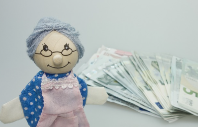 할머니 인형과 돈 다발 사진