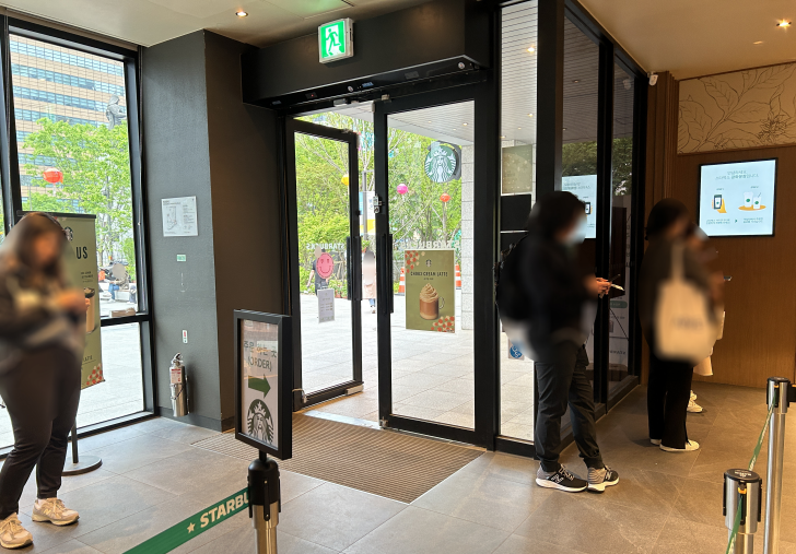 스타벅스-광화문점-내부