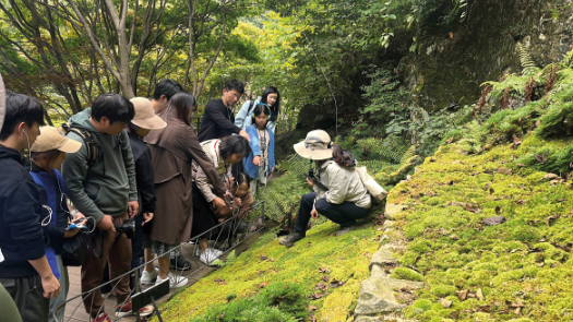 이끼에 대한 설명하는 사람과 듣고 있는 사람