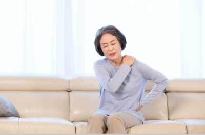 중년 어깨 뭉침 원인과 마사지 건 사용의 장단점 – 효과적인 통증 관리 방법