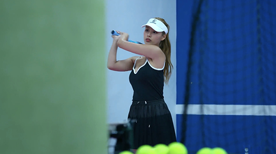 박세정 테니스 치고 있는 모습