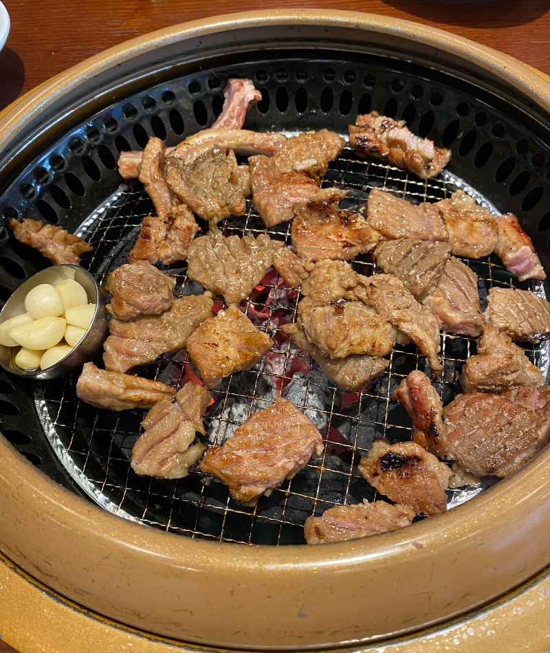 사가정 이학갈비 갈비가 구워지는 중이다.
