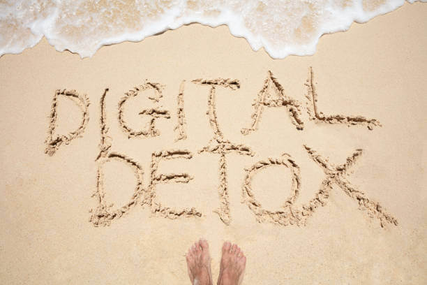 DIGITAL DITOX라고 써져있는 모래사장