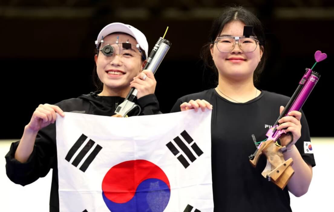 태극기를 들고 있는 한국 사격선수들