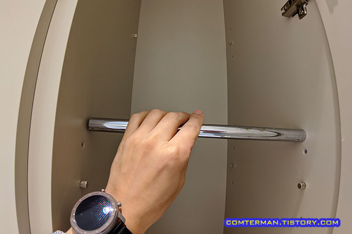 선반에 옷걸이봉 설치