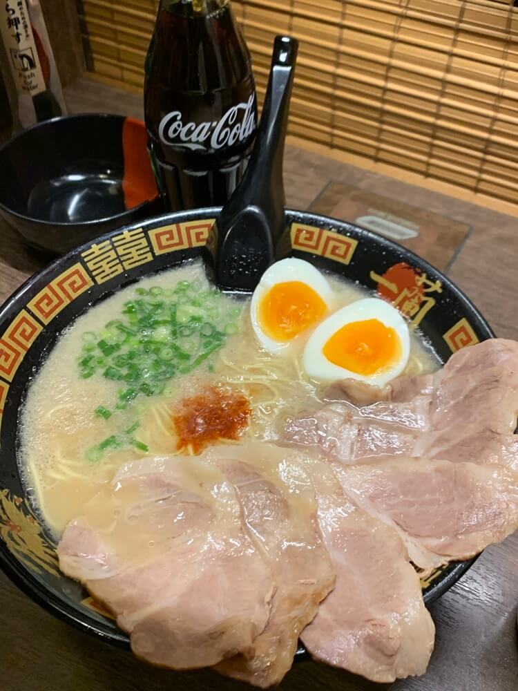 차슈 및 계란 토핑을 올린 라멘