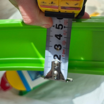 타요 빙글빙글 주차장놀이 레일폭은 5cm 정도임