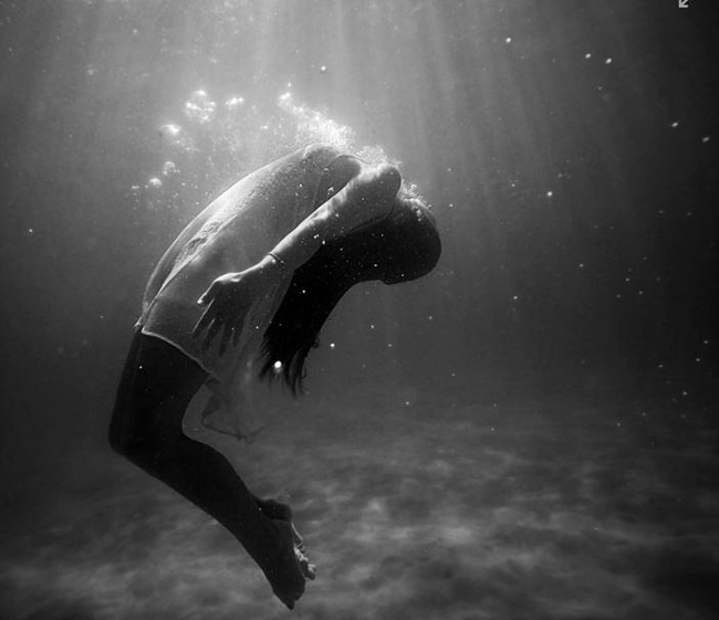 물에 빠지는 사람 사진