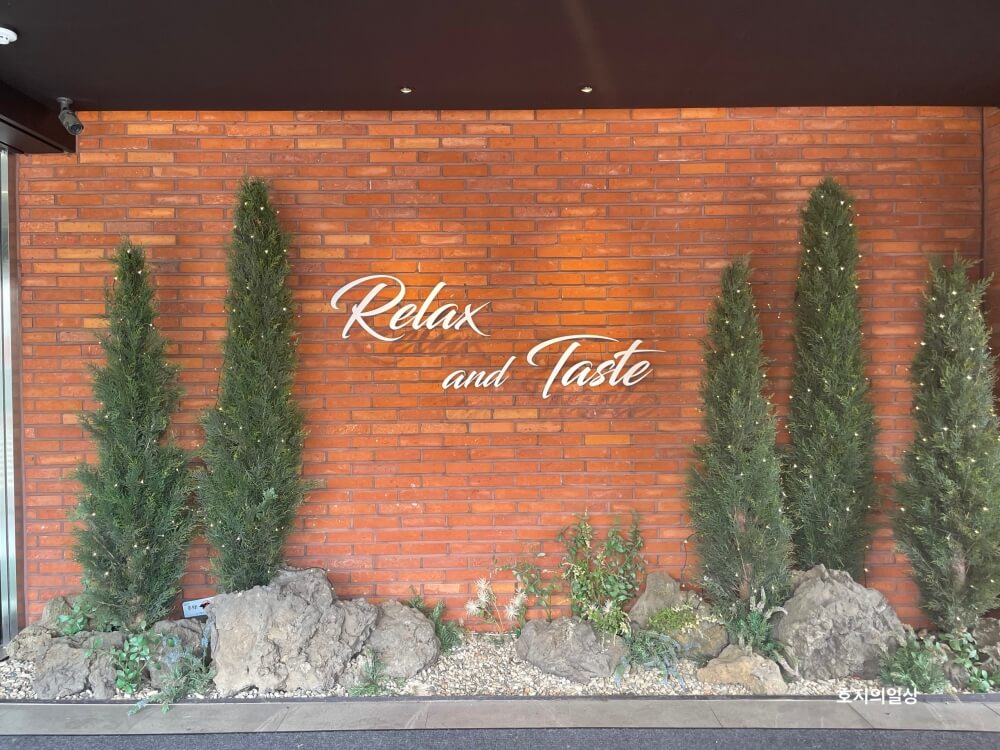 동탄 베이커리 카페 아스타나 - 벽돌 건물 외벽 모습