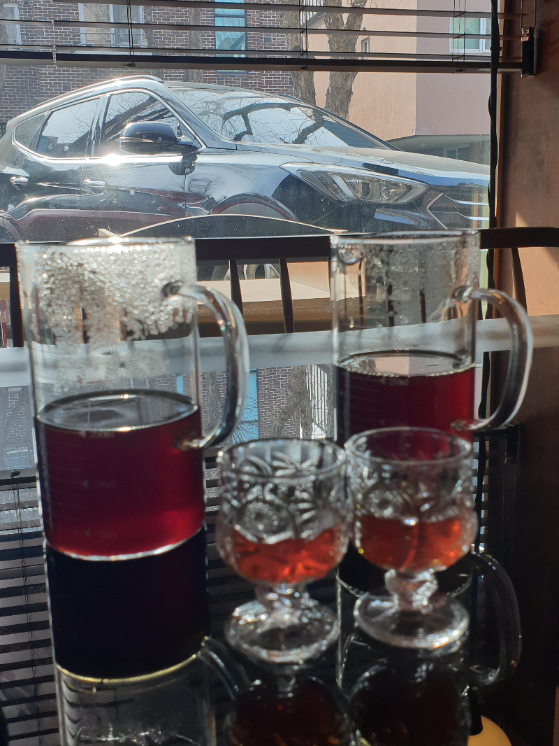 테이블 위에 비커 2개와 작은 시음용 잔 2개가 놓여 있다.