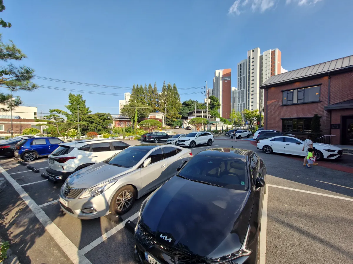 아리봄카페-앞에-주차되어-있는-자동차들