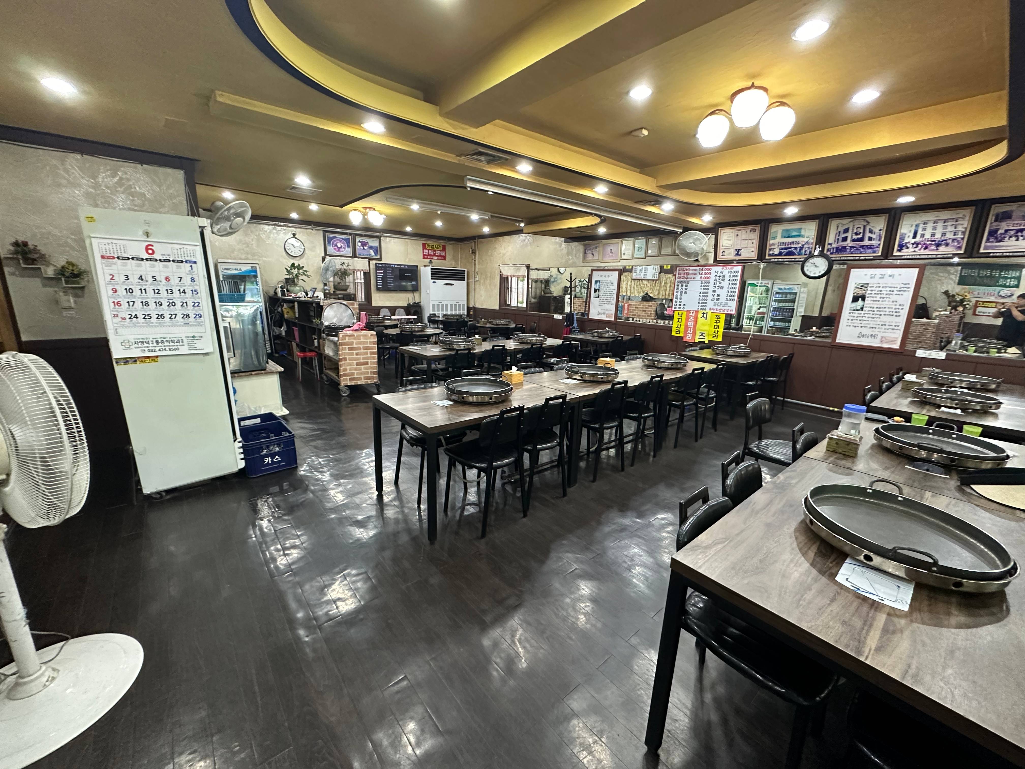 호반닭갈비 내부