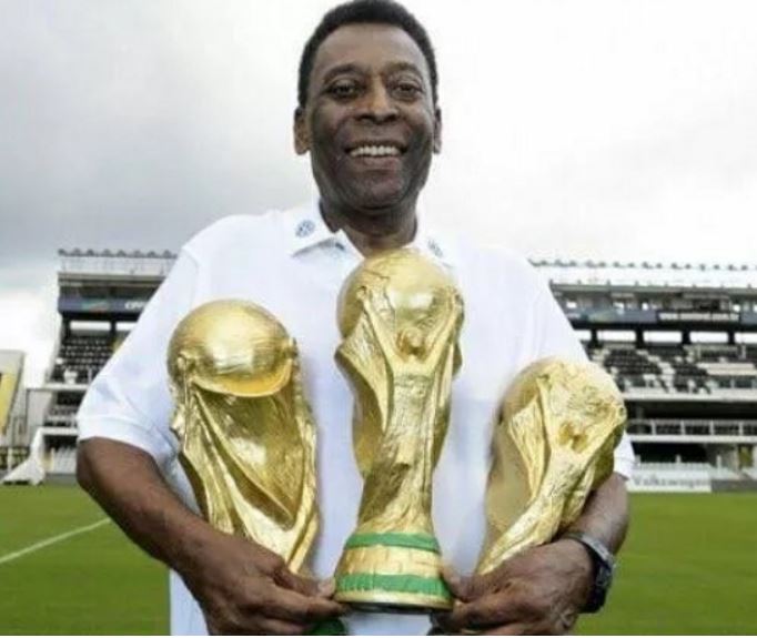 펠레의 젊은 모습과 우승컵 세 개를 든 모습