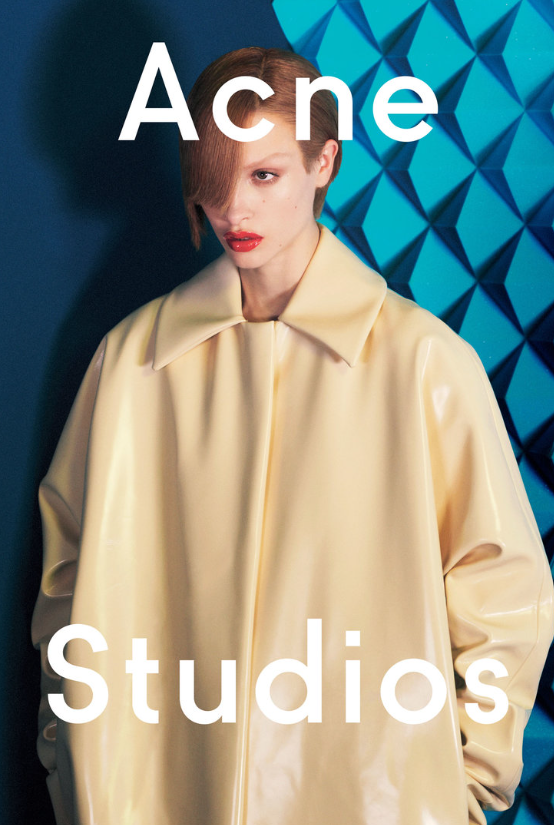 Acne Studios는 패션뿐만 아니라 예술, 건축 등 다양한 분야와의 협업을 통해 문화적 영향력을 확대해 왔습니다.