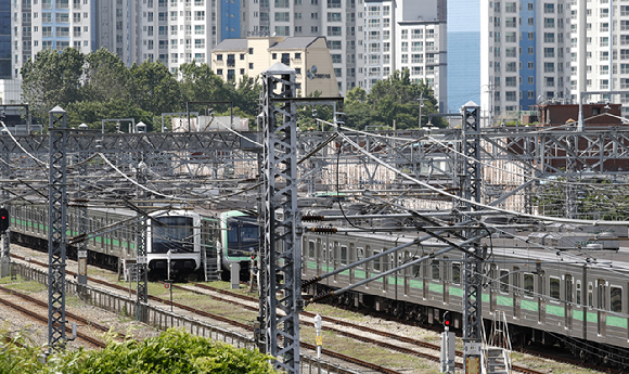 지난 17일 지하철 차량기지에 무단 침입해 전동차에 낙서를 한 사건이 발생해 경찰이 용의자를 추적 중이다. 사진은 지난 2021년 5월 25일 서울 성동구 서울교통공사 군자차량사업소에 열차가 정차해 있다. [사진=뉴시스]