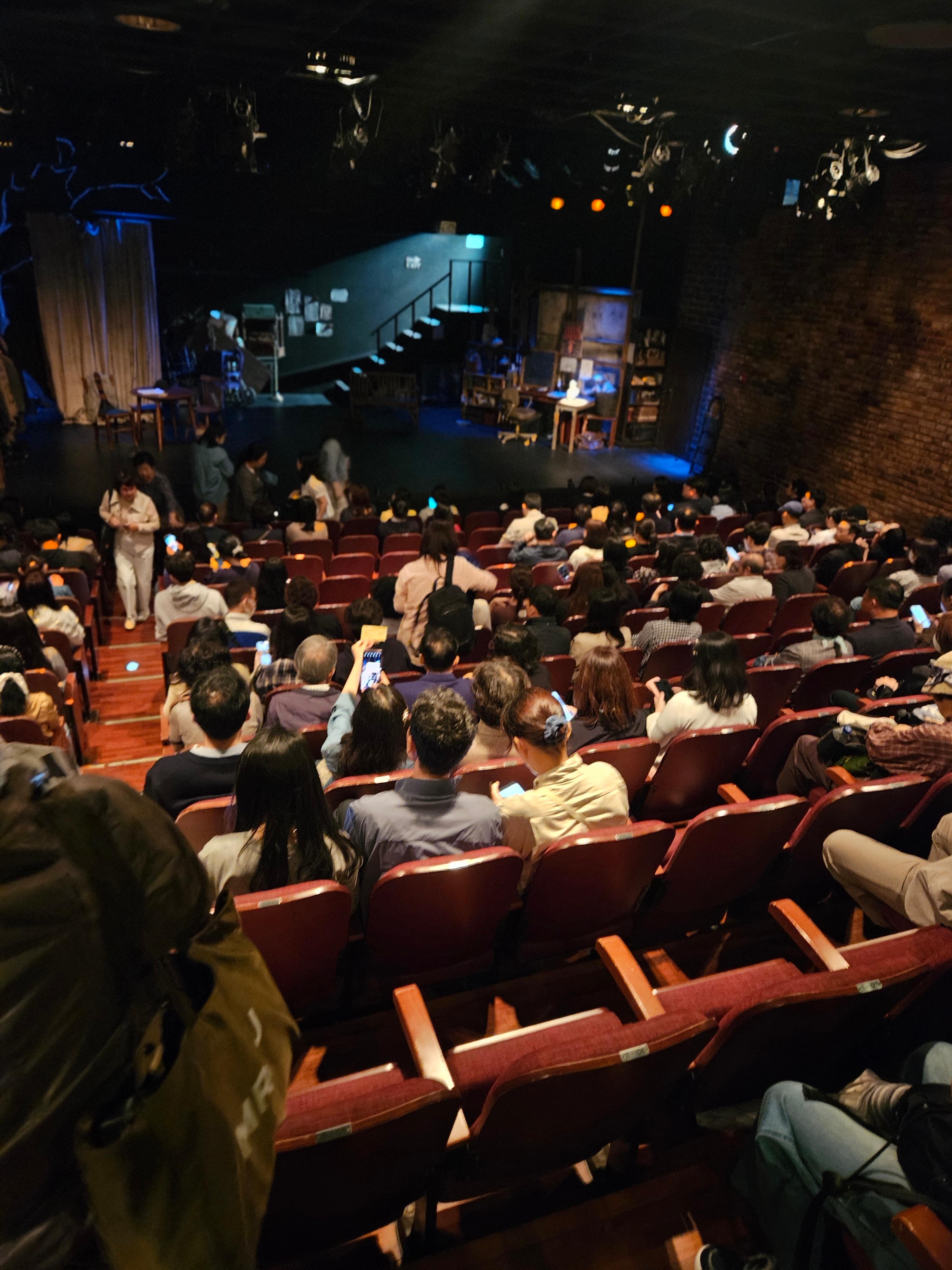 대학로 연극 리뷰 김병철 박근형 이상윤 민호 출연 '고도를 기다리며를 기다리며'를 보고, 예스24 스테이지 공연: 부조리극의 유쾌한 현대적 해석