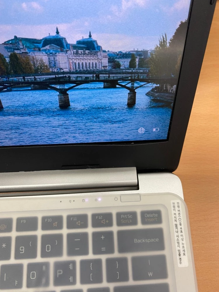 노트북_화면_베젤_플라스틱이_들뜨는_증상