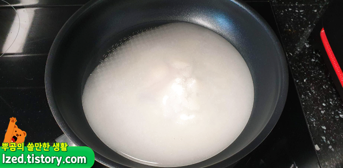 냄비에 물과 설탕을 녹여 시럽을 만들어 줘요!