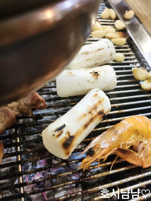 미사장어명가 숯불에 구워지는 가래떡, 새우, 통마늘