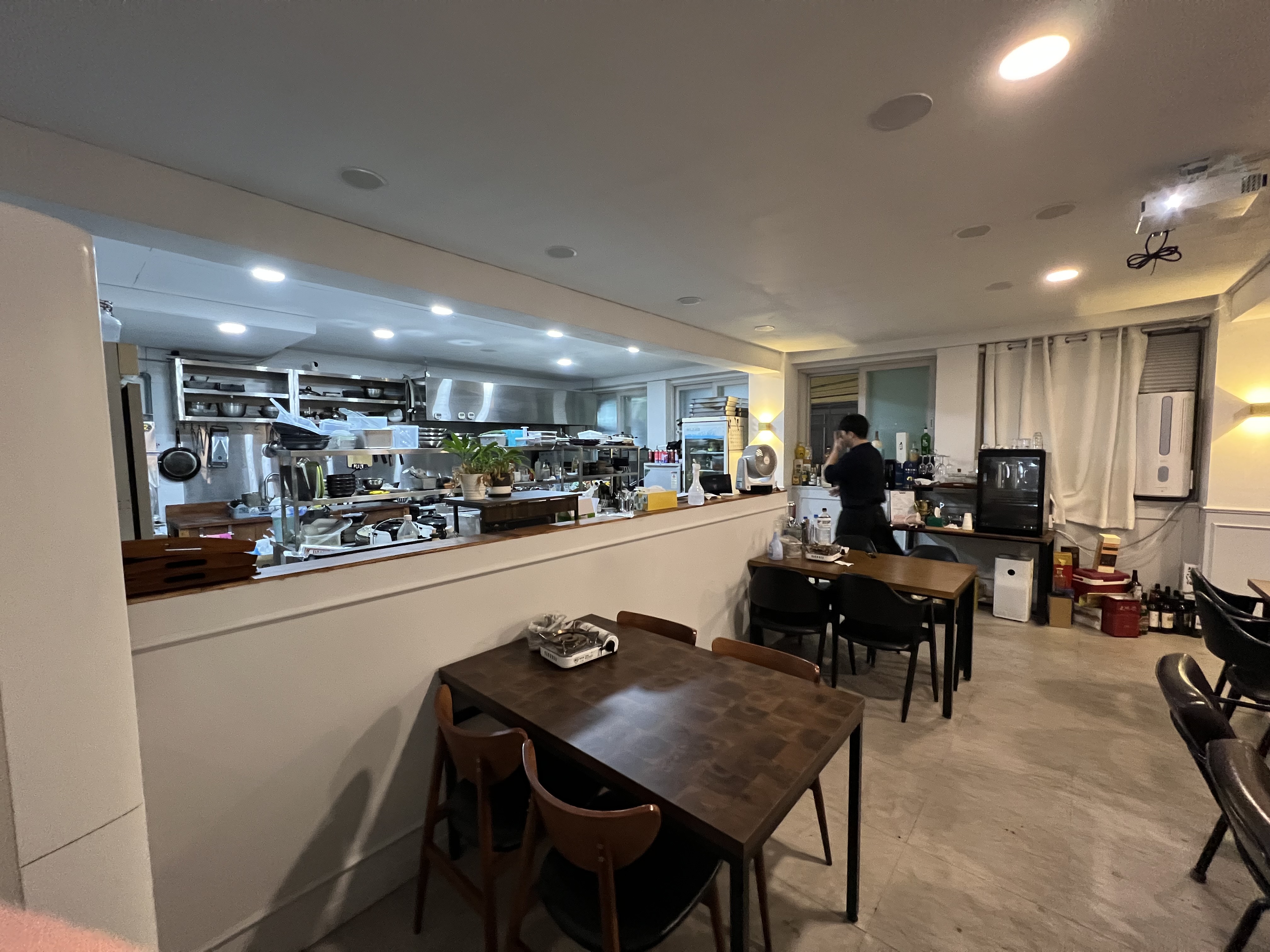 수영산장 가게 내부
주방이 오픈되어 있으며, 1인 사장님 혼자서 조리하심