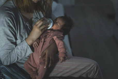 밤중 수유하는 모습 이미지