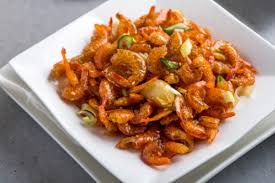 고소하고 바삭하게 요리한 건새우볶음 완성 모습