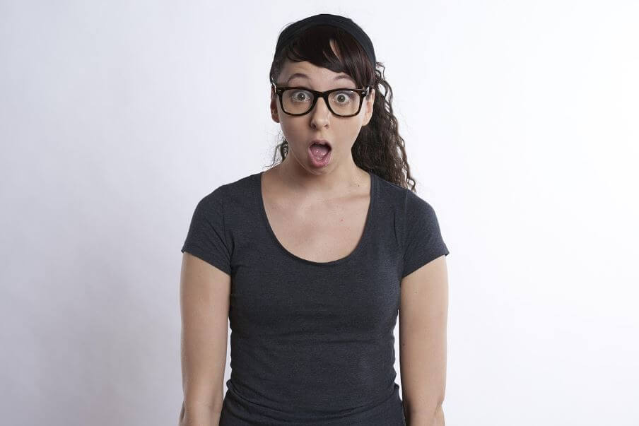 깜짝 놀라는 여성