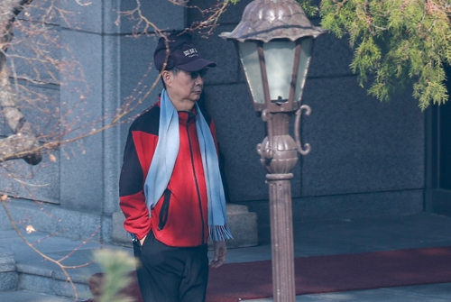 선고 전날 한덕구 권한대행 산책