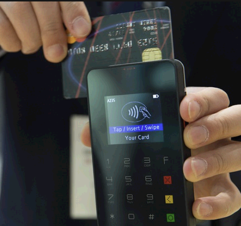 과대출자 추가 대출 하기 힘들게 신용카드로 결제하는 모습