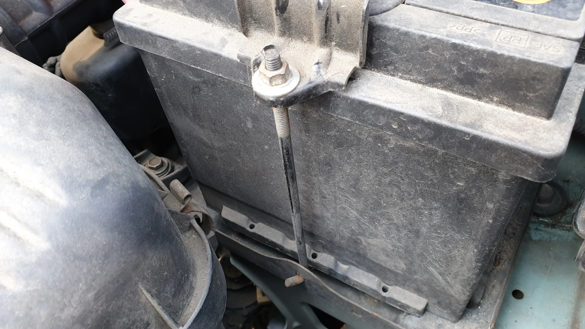 배터리 고정 장치