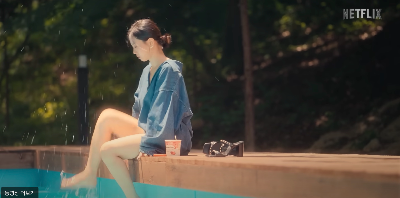 풀장에서 발로 물장구치는 여자