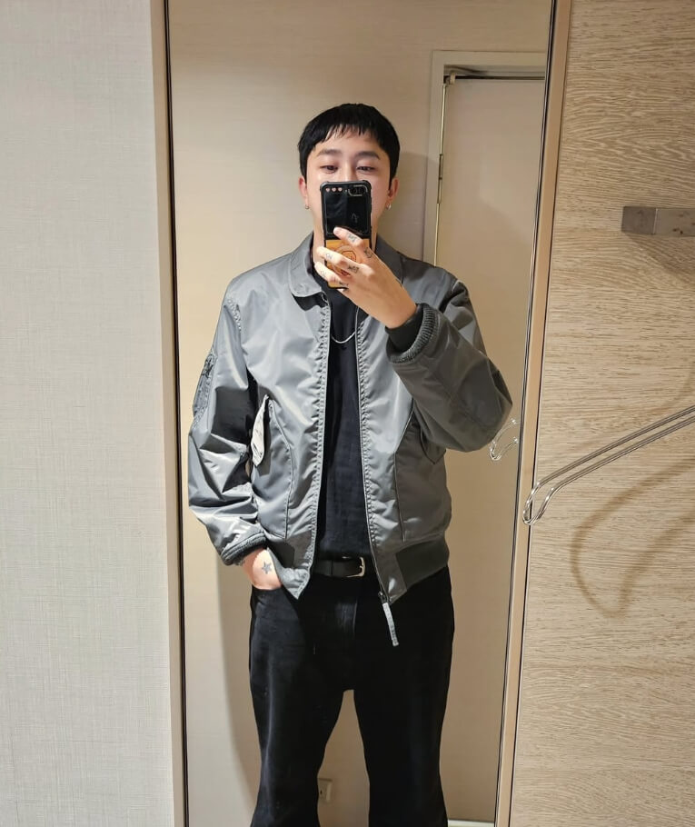점퍼를입고-핸드폰을들고있는-남성의모습