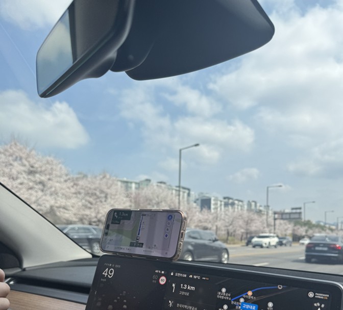 앞차와 간격을 적당히 두고 달리는 중인 운전자와 거리의 차들