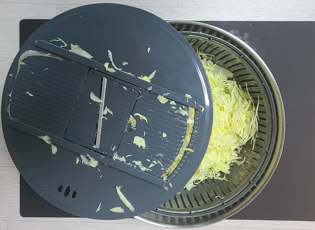 무디타 채칼로 양배추를 실제로 써는 모습