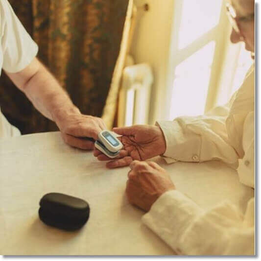 플라보노이드 효능 심혈관 건강, 맥박 수 재는 노인