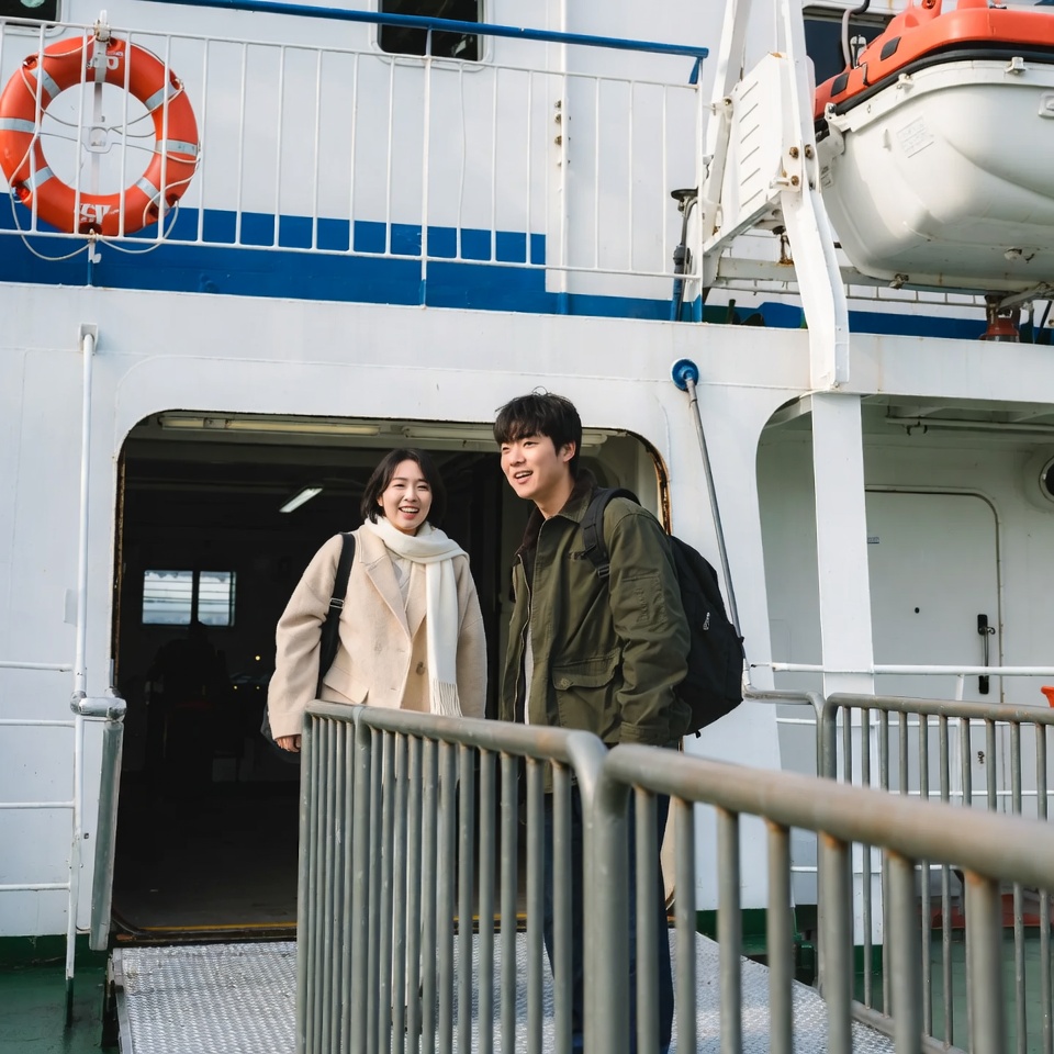 젊은 남녀 1쌍이 인천에서 제주 배편에 승선하는 모습