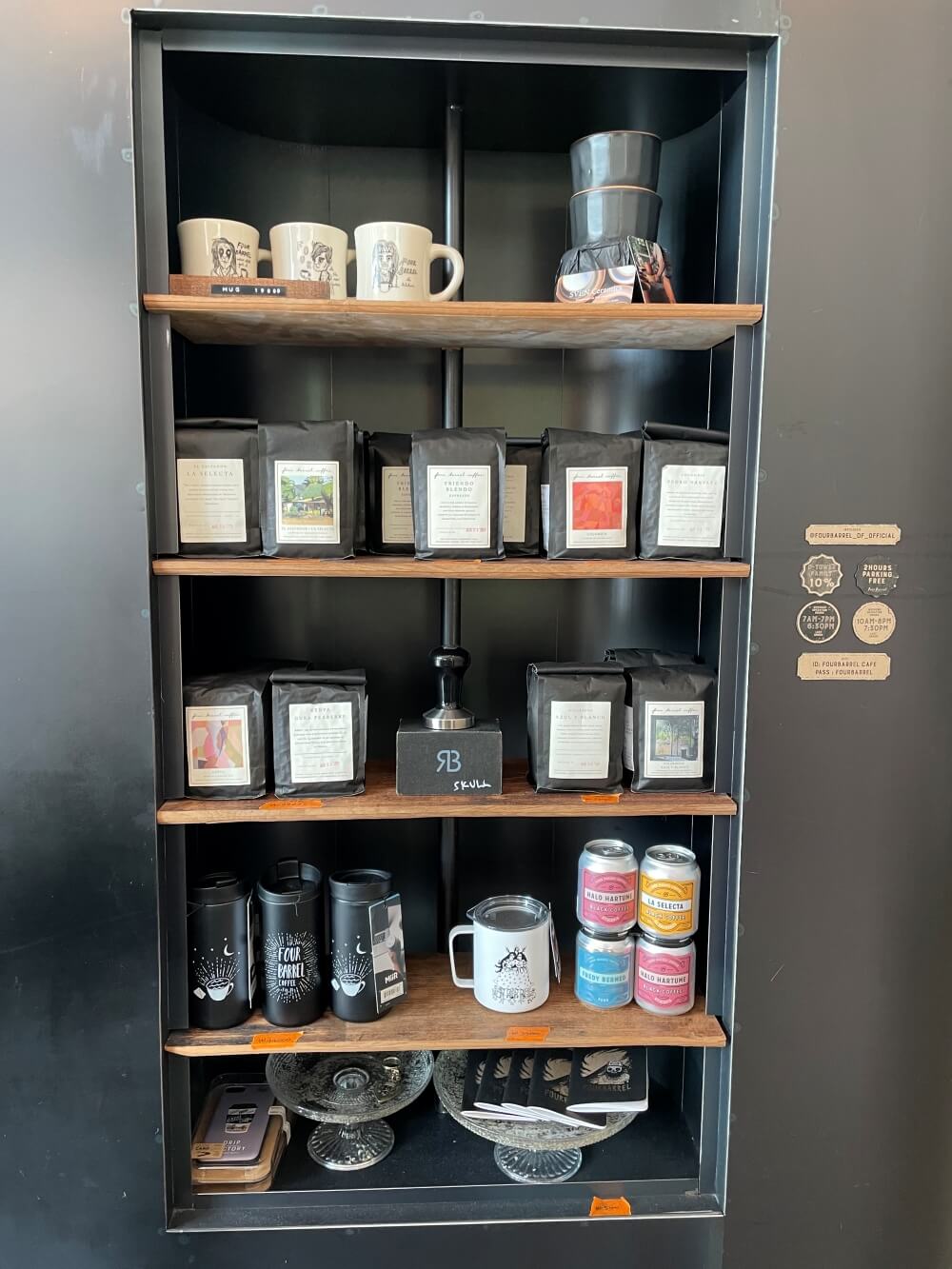 서울숲-포배럴-카페(four-barrel-coffee)-원두-및-굿즈-진열대