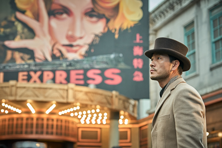 영화관앞에서있는박해수