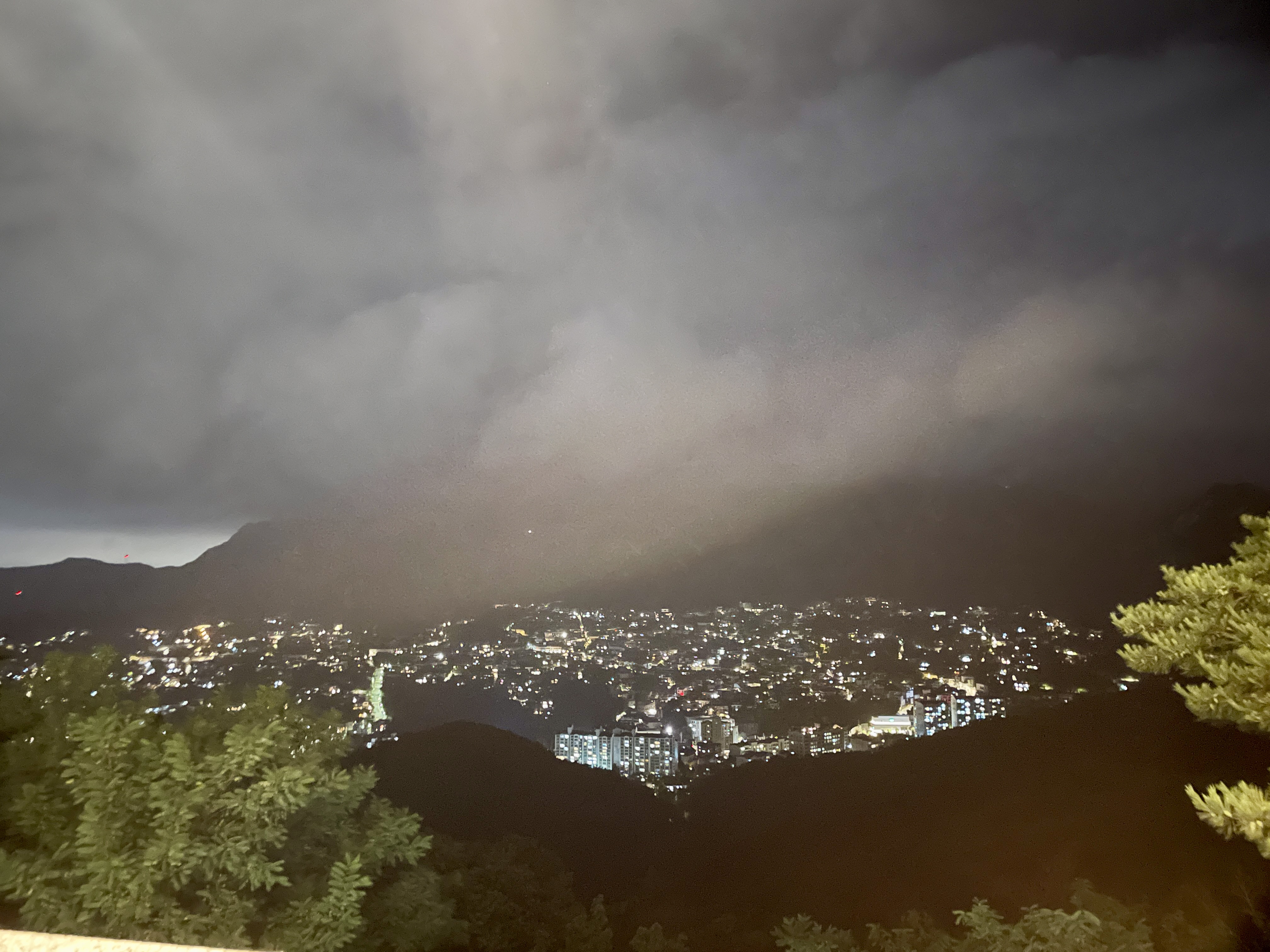 북악스카이웨이 팔각정 – 서울 야경 드라이브의 끝판왕, 여름밤 매점 라면 한 그릇의 낭만