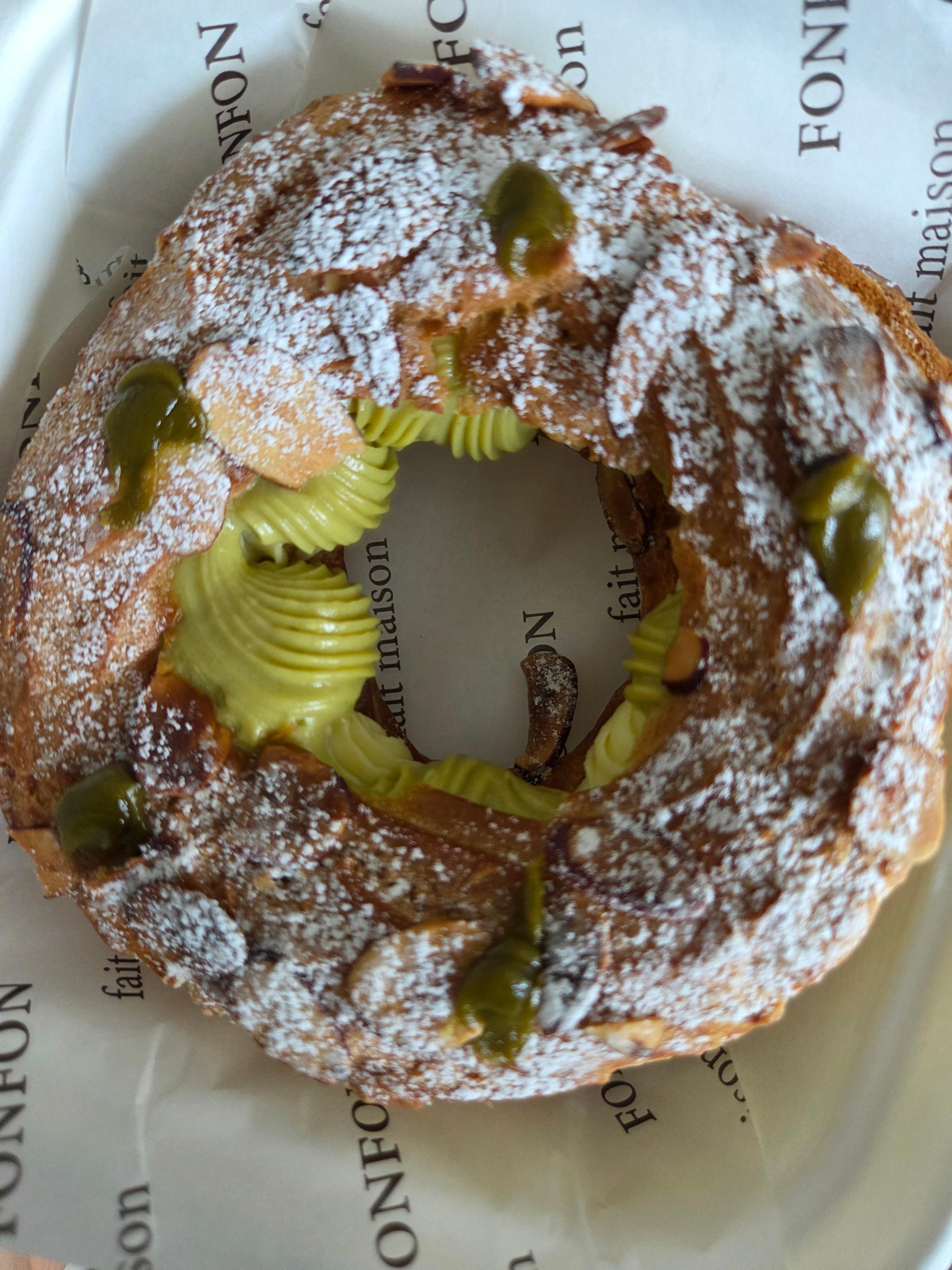 피스타치오 크림과 아몬드 크러스트가 듬뿍 들어간 링 형태의 디저트