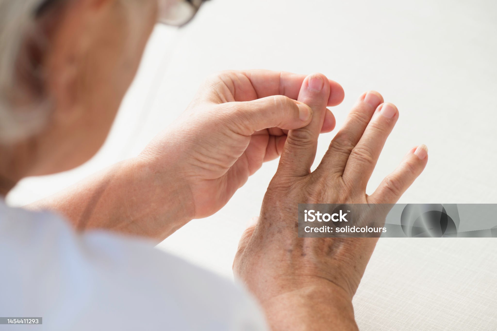 손가락이 저려 만지고 있는 모습