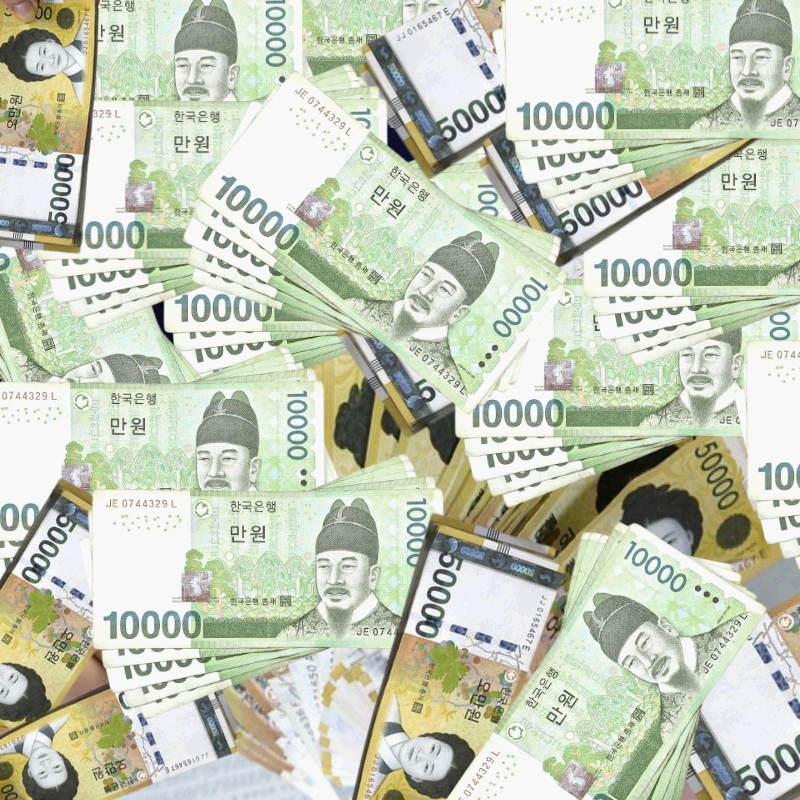 다양한 한국 지폐가 겹겹이 놓여 있는 모습으로, 10,000원권, 50,000원권, 5,000원권 등이 뚜렷하게 보입니다. 푸른색, 노란색, 갈색 등 지폐 색상이 어우러져 생생한 한국 화폐 이미지를 구성하고 있으며, 돈과 관련된 경제적 상징성을 잘 보여줍니다.