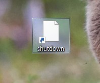 기본 아이콘이 설정된 shutdown 바로 가기 파일이 바탕화면에 있는 모습