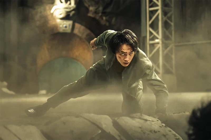 어느 실내를 배경으로 전투를 벌이고 있는 유유백서 주인공