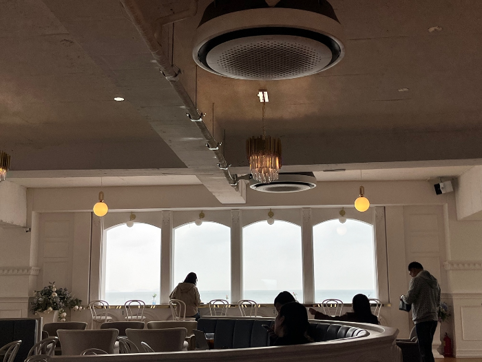 오션뷰 창가 모습