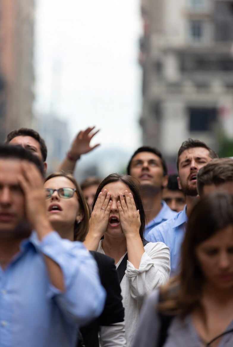 주식 폭락에 패닉하는 사람들