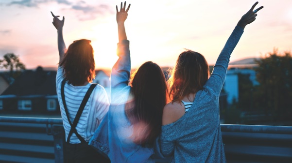 노을 앞에 세사람