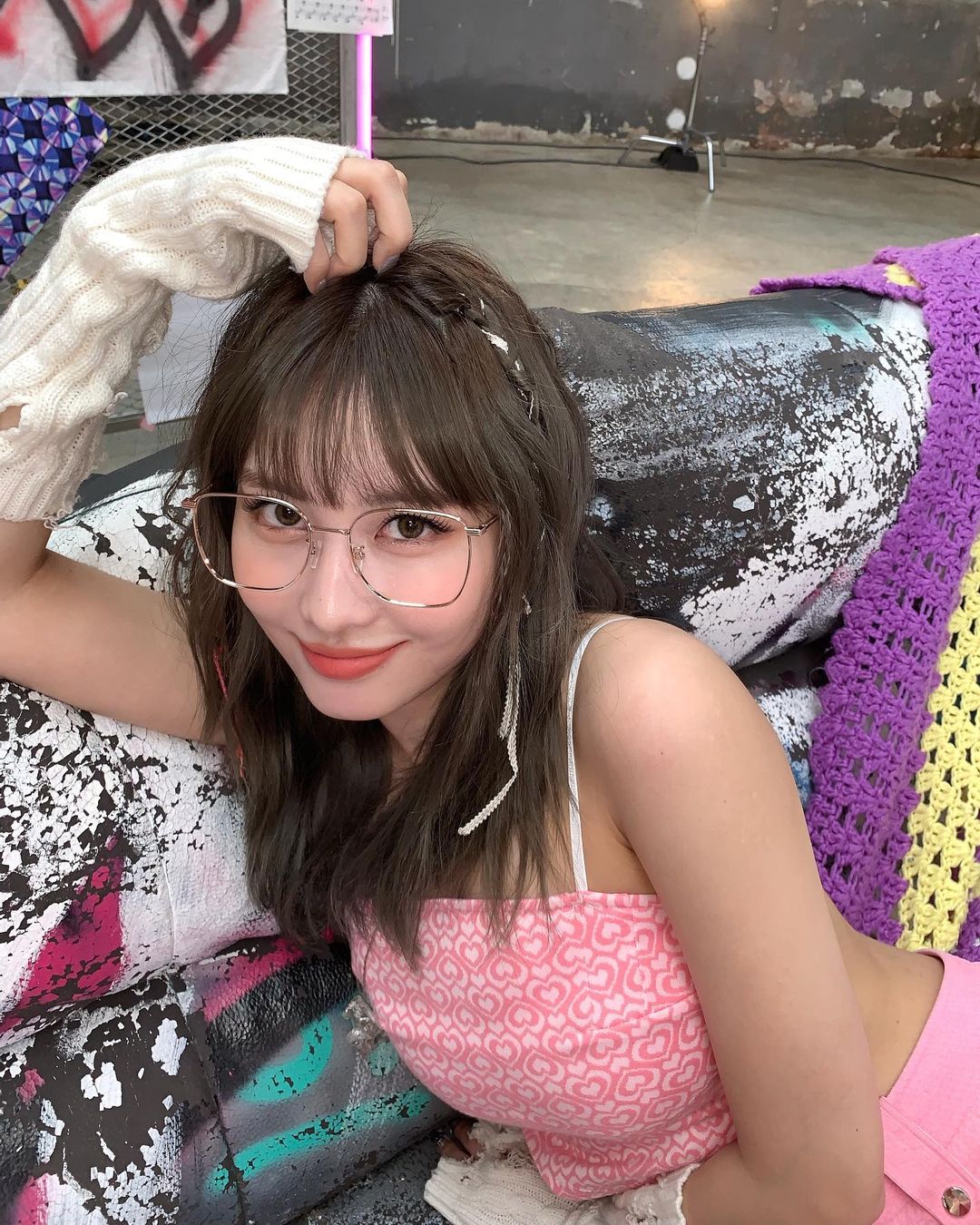트와이스 모모의 팔 토시 코디 4