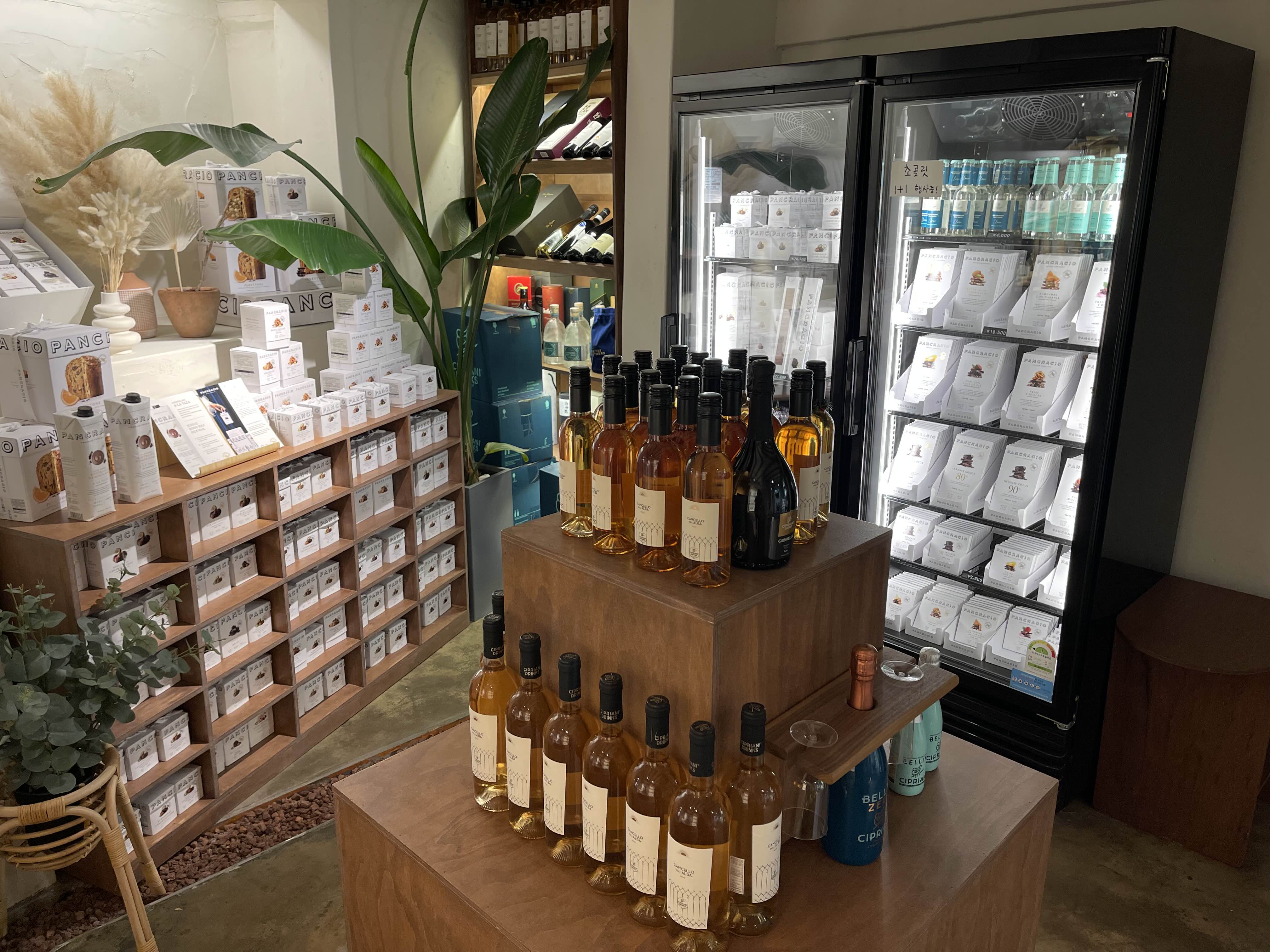 지하에 있는 이탈리아의 와인, 초콜렛, 빵 등의 제품을 소개하는 공간